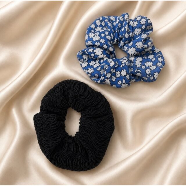 2’li Oversize Scrunchie Lastik Toka Seti – Siyah & Mavi Çiçekli