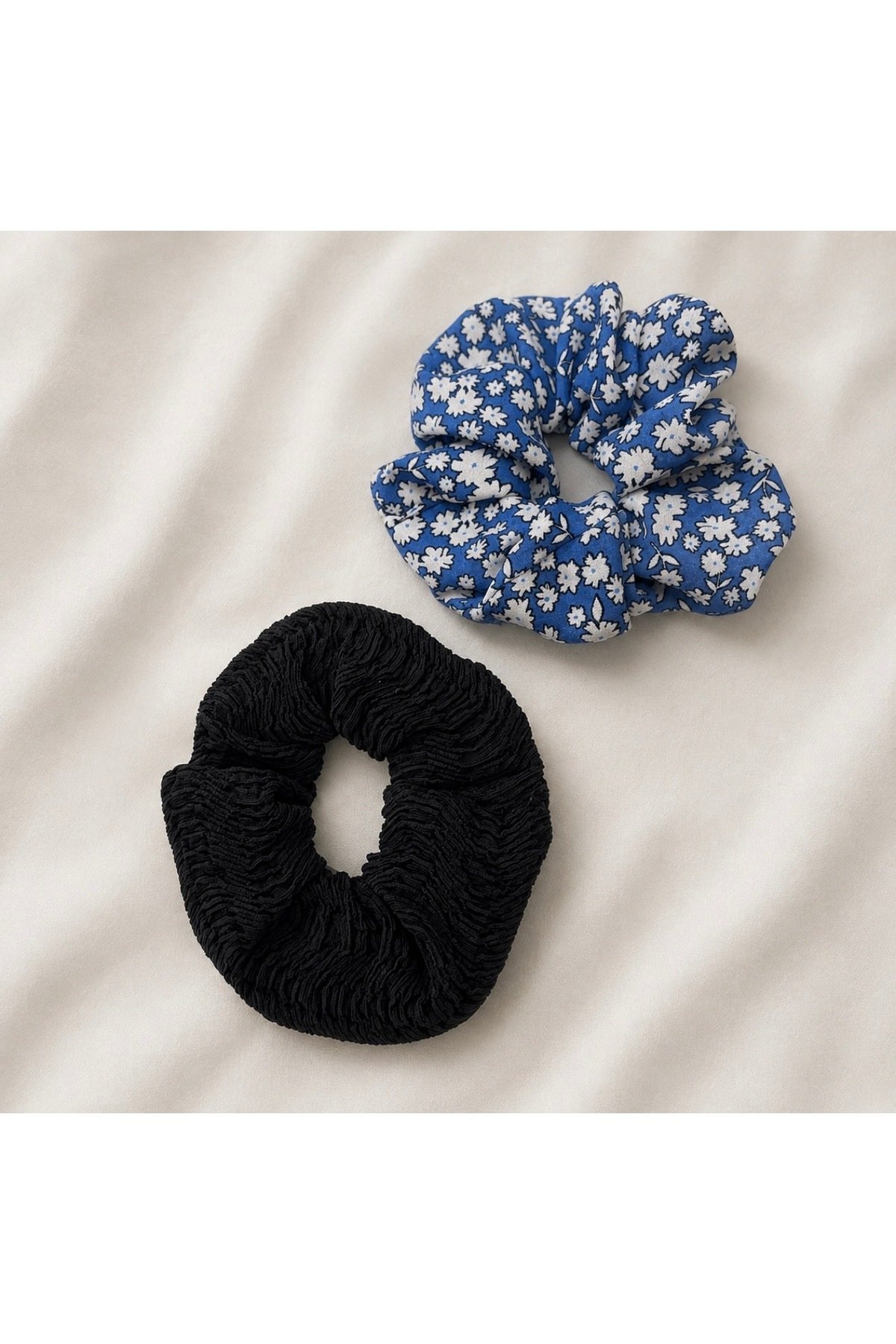 2’li Oversize Scrunchie Lastik Toka Seti – Siyah & Mavi Çiçekli - Görsel 2